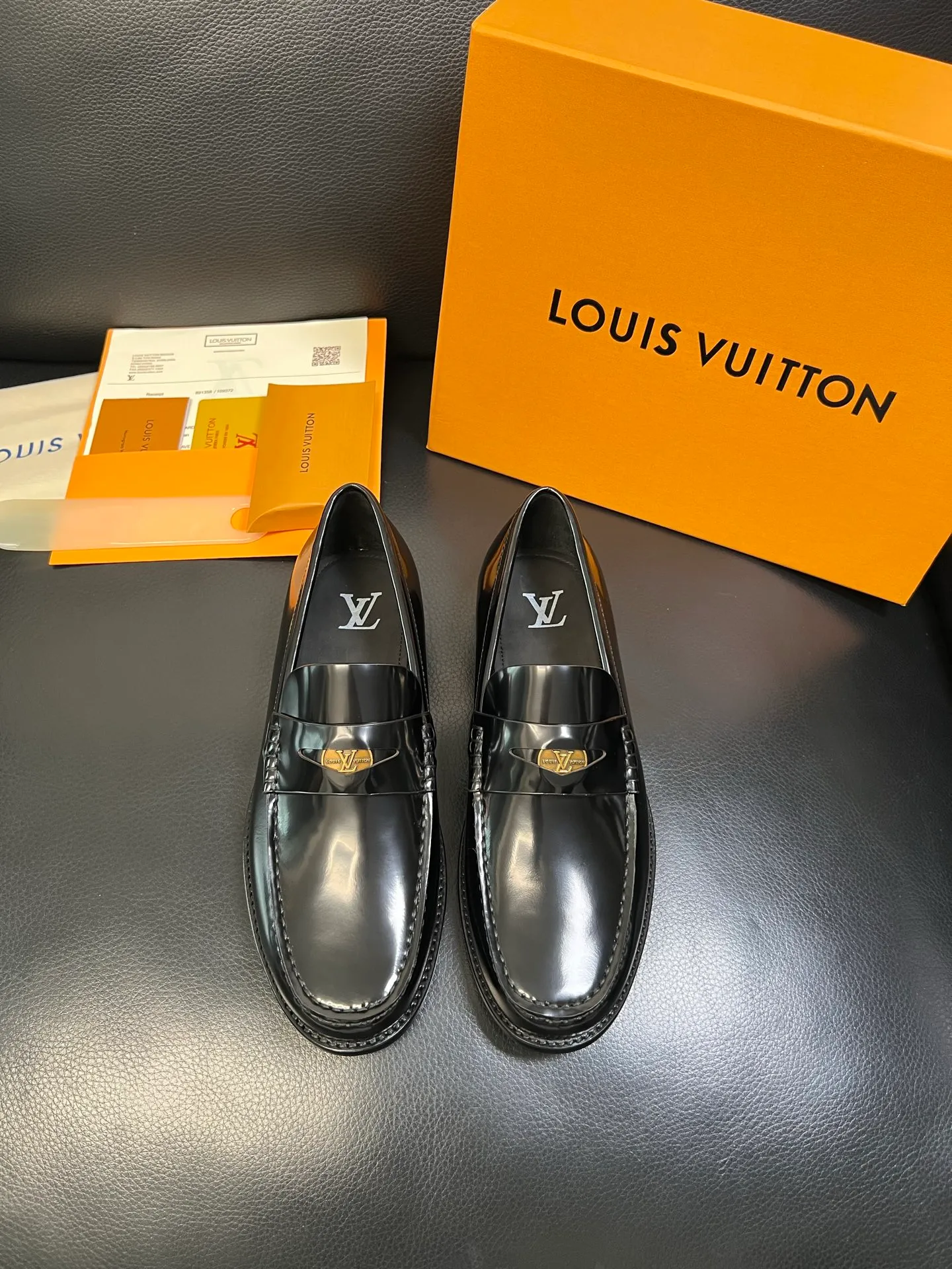 Men's shoes 💰920 Lv high quality top crafts Louis Vuitton leather shoes counter synchronized with original factory configuration, uppers imported from Italy, imported water-dyed cowhide lining, soles: original genuine leather soles specially provided by the original factory, original factory and single goods, welcome to compare, code number 39-44 (customized 38 45 46)